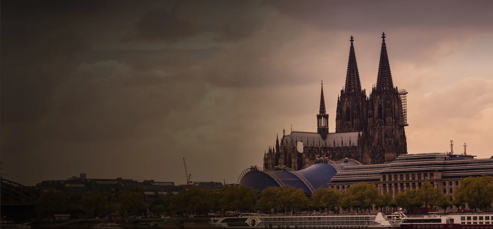 Kölner Dom mit Hohenzollernbrücke — JUPUS HQ